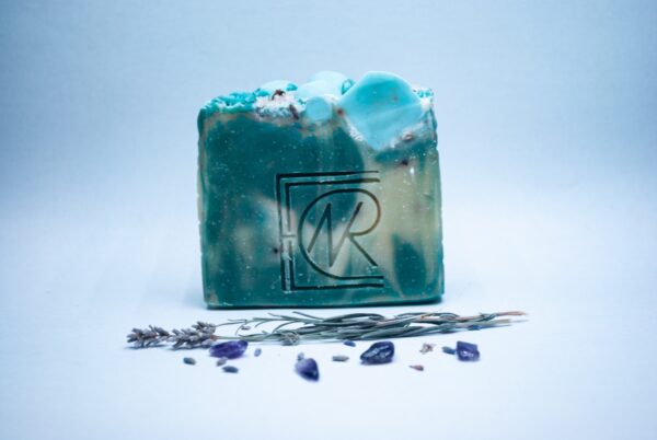 Sivkino milo z dodano soljo in cvetovi sivke